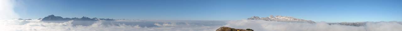 Blick vom Gipfel auf Schladminger Tauern und Dachstein (rechts).