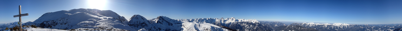 Wolkenloser Blick vom Gipfel nach NW-N-NO.