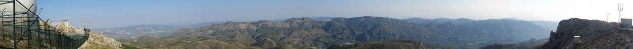 Blick vom Gipfel nach N auf die Serra de Serrella und die Serra d'Aixort.