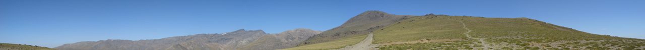 Links sieht man den Pico del Veleta und in der Mitte den Mulhacn, die zwei hchsten Gipfel der Sierra Nevada.