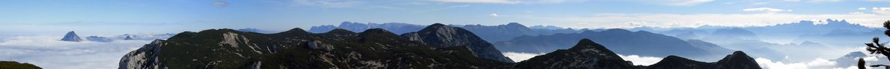 Blick vom Grnalmkogel nach SO. Links Eiblgupf, Brunnkogel, Grorr Hllkogel. Gnaze rechts Dachstein, ganz links Traunstein.